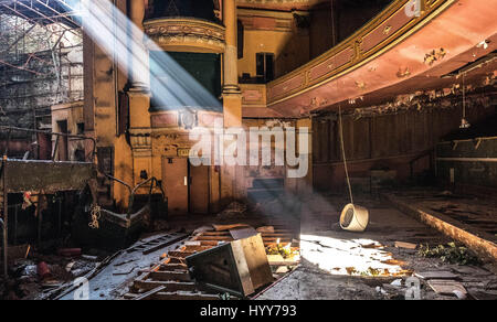 BURNLEY, UK : Spooky images ont révélé les ruines d'un théâtre de l'époque victorienne où le public britannique étonne Houdini légendaire. La série de photographies obsédantes du théâtre qui a été abandonné pendant 20 ans, voir les rangées de sièges criblée avec de la mousse et la moisissure, de la lumière de passer par l'effondrement des plafonds et d'écaillage de la peinture à l'écart de la scène et des murs. Une photo prise de la scène montre un auditoire vide et rempli de débris au sol. La hantise des coups de feu ont été prises à l'Empire Theatre à Burnley, Lancashire photographe amateur par Mark Smith. De prendre ses photos, Mark-nous Banque D'Images