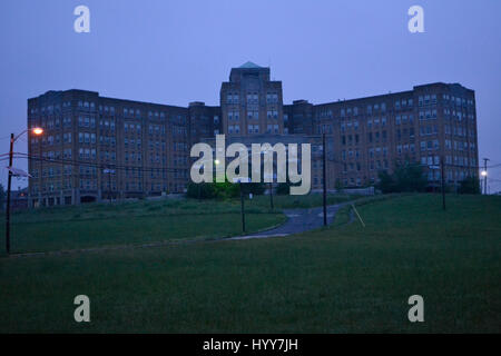 NEW JERSEY, USA : images et vidéo étrange ont révélé les ruines d'un hôpital où l'isolement abandonnés les enfants auraient été maltraitées et est l'ensemble de l'hit Russel Crow film un bel esprit. La spooky photos et vidéo de montrer le contraste entre les conditions dans l'aile gauche et aile droite de l'ancien bâtiment de l'hôpital. L'aile gauche, abandonné depuis les années 70, est un écaillage et délabrés, tandis que l'aile droite du mess, abandonnées dans les années plus récentes, il semble que ce pourrait être encore active. D'autres clichés montrent l'obsédante rusty cadenassé les portes, les risques biologiques et matériel médical Banque D'Images