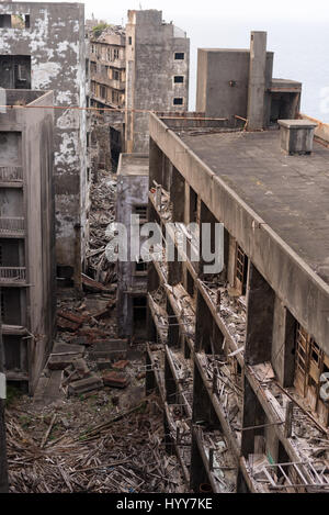 Japon : EERIE images ont révélé la ruines de l'île inhabitée de l'exploitation minière japonaise qui a été en vedette dans le film à succès de James Bond Skyfall. Les photos montrent des immeubles de grande hauteur où vivaient les travailleurs de la mine et de l'eau remplie de fondations qui se sont écroulés. D'autres plans montrent comment les familles laissées derrière leurs biens avec les jouets pour enfants et même une télévision dispersés parmi les débris. Une image prise à partir de la mer entourant l'île, il montre dans l'obscurité complète. La hantise des photos ont été prises à l'île de Hashima, également connu sous le nom de Battleship Island, Jap Banque D'Images
