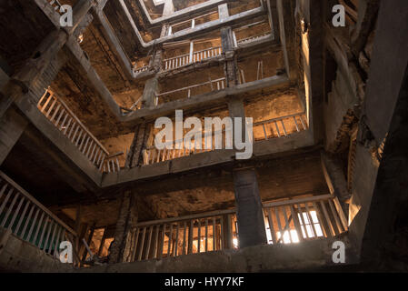 Japon : EERIE images ont révélé la ruines de l'île inhabitée de l'exploitation minière japonaise qui a été en vedette dans le film à succès de James Bond Skyfall. Les photos montrent des immeubles de grande hauteur où vivaient les travailleurs de la mine et de l'eau remplie de fondations qui se sont écroulés. D'autres plans montrent comment les familles laissées derrière leurs biens avec les jouets pour enfants et même une télévision dispersés parmi les débris. Une image prise à partir de la mer entourant l'île, il montre dans l'obscurité complète. La hantise des photos ont été prises à l'île de Hashima, également connu sous le nom de Battleship Island, Jap Banque D'Images