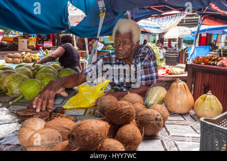 Victoria, Mahe, Seychelles - 16 décembre 2015 : les vendeurs offrent des fruits frais dans le Sir Selwyn Selwyn Clarke market. Construit en 1840 et rénové en 1999. Banque D'Images