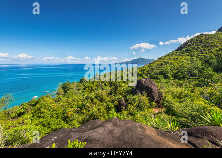 Voir l'anse du grand sentier nature sur le littoral du nord-ouest de l'île de Mahé, Seychelles. Banque D'Images