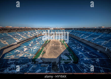 PONTIAC, USA : hantise images ont révélé la ruines d'un stade de football américain de 82 000 places qui a vu son dernier atterrissage il y a longtemps. Les images montrent les lignes de milliers de sièges en plastique bleu qui se trouvent maintenant vide compte tenu de la place de la terre brûlée où le vert était une fois de pas. D'autres plans de l'ancien stade de Detroit Lions jonché de décombres montrent les restes de l'accueil VIP des boîtes et des bouteilles de bière et des condiments oublié laissé assis sur une table. Les pressions ont été prises sur le Pontiac Silverdome de Pontiac, Michigan par photographe américain Jeff Hagerman (36) de Atl Banque D'Images