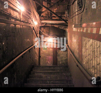 La station de métro de la route de New York. Leslie carrelage vert. Images obsédantes ont révélé l'oubliée depuis longtemps abandonné les stations de métro de Londres qui se trouve dans la ville. Les images montrent le vide de la station de métro Aldwych poussiéreux, qui a fermé en 1994 et a été utilisé comme un décor de cinéma pour plusieurs productions dont Sherlock, MR Selfridge et V pour Vendetta. D'autres coups de montrer d'autres plates-formes désaffectées et murée entrées à l'ancienne station de métro y compris à Euston où l'entrée fermée en 1914 et les graffiti-clad Shoreditch station qui a fermé en 2006. E Banque D'Images