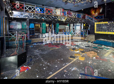 WHITEHAVEN, UK : images obsédantes ont révélé les vestiges de ce qui était autrefois l'une des discothèques de premiere au Royaume-Uni. Les images montrent le décor 80s'effrite sur les murs et plafonds avec des débris éparpillés dans tout le complexe. D'autres plans montrent les 'fantômes' du passé boogying la nuit sur la piste de danse déserte où des centaines de fêtards aurait aimé eux-mêmes. Les mousquetons ont été prises dans le parc fermé de nuit au milieu des années 2000 à Whitehaven, Cumbria par photographe local Dave Wilson (45) à l'aide d'un Canon 1D appareil photo. Banque D'Images