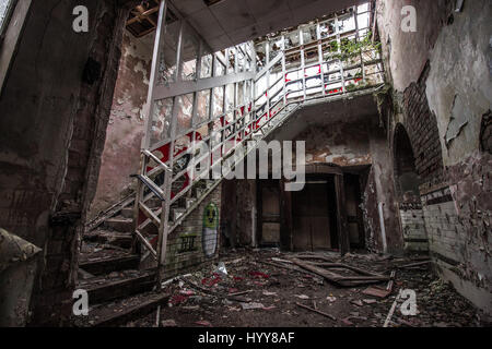 DENBIGH, au Pays de Galles : Spooky images et séquences vidéo ont révélé les ruines d'un asile abandonné UK qui abritait 1 500 patients. Les images et la vidéo montrent les grandes salles une fois utilisés comme dortoirs, des escaliers branlants et de longs couloirs. De superbes séquences vidéo prises sur un bourdon montre une incroyable vue aérienne du grand parc et les bâtiments de l'hôpital site. La hantise des coups de feu ont été prises à l'asile de Denbigh au Pays de Galles par étudiant cinéma anglais Lee Rielly (21) de Cockermouth, Cumbria. Banque D'Images