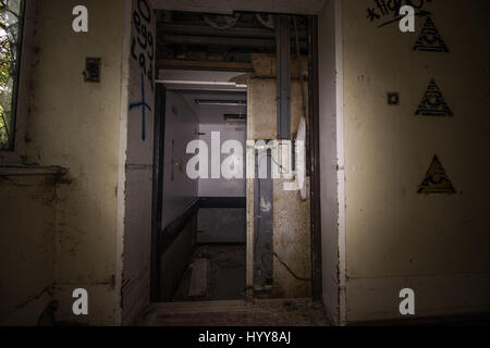 DENBIGH, au Pays de Galles : Spooky images et séquences vidéo ont révélé les ruines d'un asile abandonné UK qui abritait 1 500 patients. Les images et la vidéo montrent les grandes salles une fois utilisés comme dortoirs, des escaliers branlants et de longs couloirs. De superbes séquences vidéo prises sur un bourdon montre une incroyable vue aérienne du grand parc et les bâtiments de l'hôpital site. La hantise des coups de feu ont été prises à l'asile de Denbigh au Pays de Galles par étudiant cinéma anglais Lee Rielly (21) de Cockermouth, Cumbria. Banque D'Images