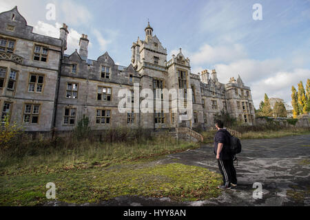 DENBIGH, au Pays de Galles : Spooky images et séquences vidéo ont révélé les ruines d'un asile abandonné UK qui abritait 1 500 patients. Les images et la vidéo montrent les grandes salles une fois utilisés comme dortoirs, des escaliers branlants et de longs couloirs. De superbes séquences vidéo prises sur un bourdon montre une incroyable vue aérienne du grand parc et les bâtiments de l'hôpital site. La hantise des coups de feu ont été prises à l'asile de Denbigh au Pays de Galles par étudiant cinéma anglais Lee Rielly (21) de Cockermouth, Cumbria. Banque D'Images