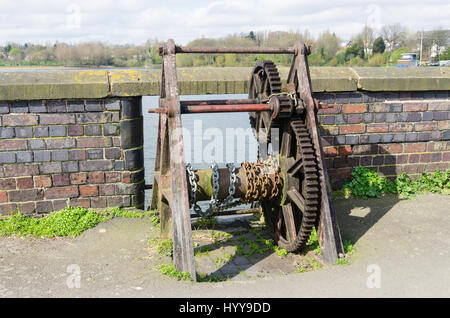 Vieux métal au treuil réservoir d'Edgbaston à Birmingham utilisée pour ouvrir l'eau d'alimentation de floodgate de réseau de canaux Banque D'Images