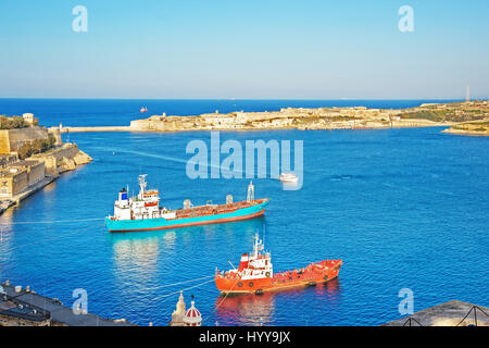 Bateaux à cargaison sèche et brise-lames à Fort Ricasoli de Kalkara au grand port de La Valette, Malte Banque D'Images