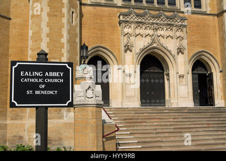 L'extérieur de l'abbaye d'Ealing église catholique de saint benoît, Ealing, à l'ouest de Londres, en Angleterre, conçu par l'architecte F. A. Walters Banque D'Images