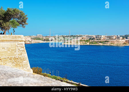 Kalkara village au grand port de La Valette à Malte. Vu de la Barracca jardins publics. Banque D'Images