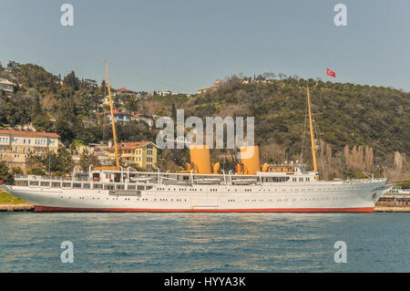 Le Savarona, un bateau historique qui a été une fois que Mustafa Kemal Atatürk's personal yacht, amarré le long du Bosphore. Mustafa Kemal Atatürk est le fondateur Banque D'Images