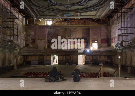 ALEXANDRA PALACE, Londres : awe-inspiring photos montrent le théâtre victorien sur le site de la naissance de la télévision publique malheureusement laissé à s'écrouler. Les images montrent la scène principale de l'Alexandra Palace, au nord de Londres où des rangées de sièges étaient toujours en place en face de lui même s'il est inutilisé pendant près de 70 ans, comme bien comme l'incroyablement plafond orné, qui reste encore en grande partie intacte. Autres photos afficher la BBC radio et télévision qui a transmis le mât du monde première émission publique en 1936. L'Explorateur urbain Bradley Garrett (40), de Riverside, Californie, capturé les images après Banque D'Images