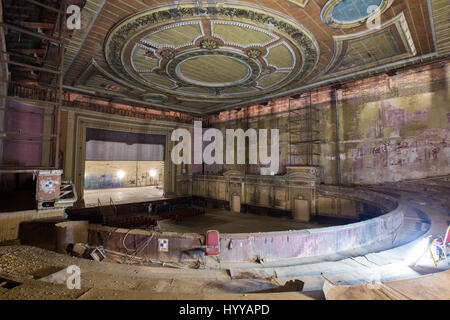 ALEXANDRA PALACE, Londres : awe-inspiring photos montrent le théâtre victorien sur le site de la naissance de la télévision publique malheureusement laissé à s'écrouler. Les images montrent la scène principale de l'Alexandra Palace, au nord de Londres où des rangées de sièges étaient toujours en place en face de lui même s'il est inutilisé pendant près de 70 ans, comme bien comme l'incroyablement plafond orné, qui reste encore en grande partie intacte. Autres photos afficher la BBC radio et télévision qui a transmis le mât du monde première émission publique en 1936. L'Explorateur urbain Bradley Garrett (40), de Riverside, Californie, capturé les images après Banque D'Images