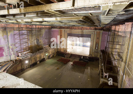 ALEXANDRA PALACE, Londres : awe-inspiring photos montrent le théâtre victorien sur le site de la naissance de la télévision publique malheureusement laissé à s'écrouler. Les images montrent la scène principale de l'Alexandra Palace, au nord de Londres où des rangées de sièges étaient toujours en place en face de lui même s'il est inutilisé pendant près de 70 ans, comme bien comme l'incroyablement plafond orné, qui reste encore en grande partie intacte. Autres photos afficher la BBC radio et télévision qui a transmis le mât du monde première émission publique en 1936. L'Explorateur urbain Bradley Garrett (40), de Riverside, Californie, capturé les images après Banque D'Images