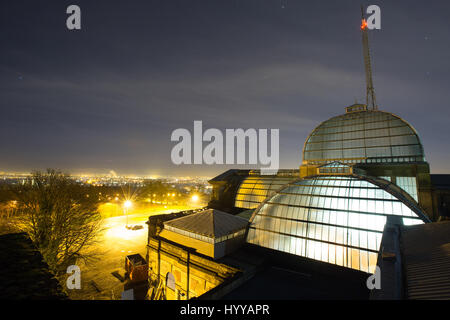 ALEXANDRA PALACE, Londres : awe-inspiring photos montrent le théâtre victorien sur le site de la naissance de la télévision publique malheureusement laissé à s'écrouler. Les images montrent la scène principale de l'Alexandra Palace, au nord de Londres où des rangées de sièges étaient toujours en place en face de lui même s'il est inutilisé pendant près de 70 ans, comme bien comme l'incroyablement plafond orné, qui reste encore en grande partie intacte. Autres photos afficher la BBC radio et télévision qui a transmis le mât du monde première émission publique en 1936. L'Explorateur urbain Bradley Garrett (40), de Riverside, Californie, capturé les images après Banque D'Images