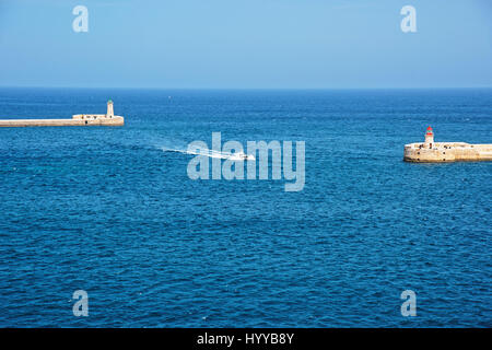 Navire au brise-lames de Fort Ricasoli de Kalkara et St Elmo au grand port de La Valette, Malte Banque D'Images