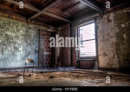 ATALANTA, USA : EERIE images ont révélé la pourriture reste d'hôtel particulier abandonnés autrefois propriété de l'homme qui a fait l'empire Coca-cola ce qu'il est aujourd'hui. Les photos de boissons gazeuses baron, Asa Griggs Candler Jnr's Mansion voir bande du crime du Service de Police d'interdire l'une chambre et d'un message effrayant écrit en graffiti sur une fontaine intérieure, qui se lit "il a été exécuté de sang." d'autres plans de ce grand home - qui allait devenir un centre de traitement des alcooliques montre l'écaillage, peeling murs et un immense espace-chambre avec un plafond orné. Les superbes clichés ont été prises à Briarcliffe mansio Banque D'Images