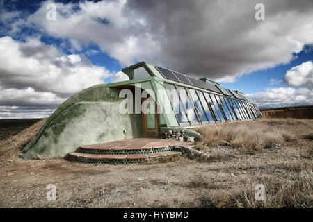 Euro Earthship extérieur. NEW MEXICO, USA : Ces maisons éco conçu pour résister aux catastrophes naturelles peut vous garder en sécurité lors de l'Armageddon - si vous pouvez vous permettre la jolie somme de 1,5 million de dollars. Des images montrent l'alien-à l'extérieur de ces maisons, connu sous le nom de Earthships, ainsi qu'un mur construit à partir de pneus et l'effet de serre l'alimentation qui est une caractéristique de chaque unité. Les mousquetons montrent la communauté Earthship Biotecture construit par pour la survie post-catastrophe et sont tellement autonomes qu'ils pouvaient inverser les effets du changement climatique, selon l'entreprise. Banque D'Images