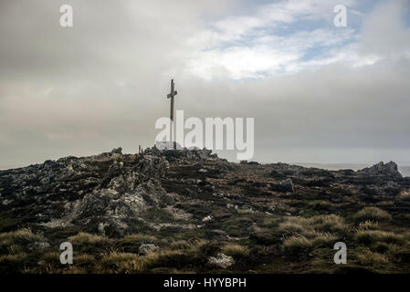 Îles Malouines : La gamme Eton dans West Falkland. Le trente-cinquième anniversaire de la guerre des Malouines, 1982 images poignantes donnent un aperçu de l'accident d'hélicoptère de conflits nationaux. Emotion - évoquant les images montrent les tombes de guerre où les soldats courageux qui ont donné leur vie pour leur bien-aimée nation ont été enterrés. Capturé par le directeur créatif Dan Bernard (49), ces photos Afficher le reste de l'Atlantic Conveyor, Chinook, et des hélicoptères Puma, ainsi que la gamme d'Eton et le San Carlos memorial. Dan Bernard / mediadrumworld.com Banque D'Images