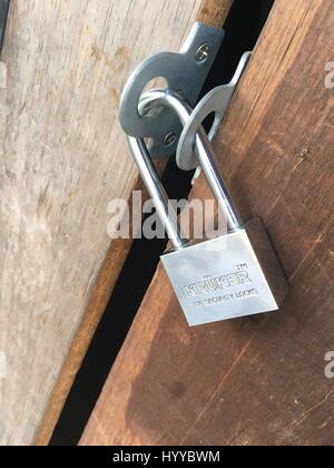 Cadenas de verrouillage ou d'une poignée de porte de verrouillage Banque D'Images