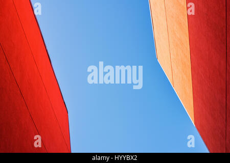 Les murs du bâtiment rouge et bleu ciel abstrait extérieur. Milton Keynes, España Banque D'Images