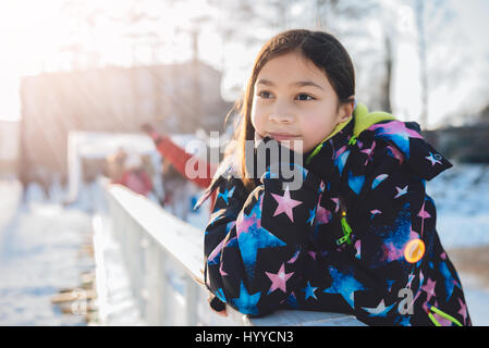 Les filles se reposant sur patinoire extérieure Banque D'Images