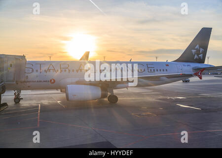 À l'aéroport Atatürk, Istanbul, Turquie - 18 mars 2017 : un avion de Turkish Airlines en face de soleil à l'aéroport Ataturk. Banque D'Images