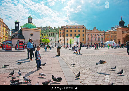 Cracovie, Pologne - 1 mai 2014 : les gens à l'église de saint Adalbert sur la place du marché principale de Cracovie, Pologne Banque D'Images