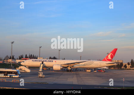 À l'aéroport Atatürk, Istanbul, Turquie - Mars 18, 2017 : un gros avion Turkish Airlines en attente à l'aéroport Ataturk. Banque D'Images