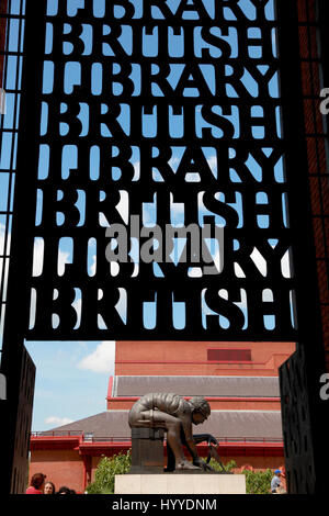 La statue d'Isaac Newton par Eduardo Paolozzi dans le hall de la British Library, Londres Banque D'Images