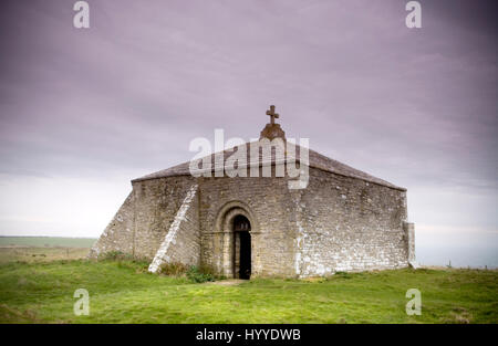 Petite chapelle vide sur une colline Banque D'Images
