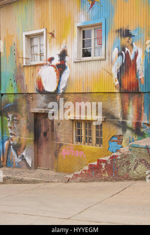 Murales colorées qui décorent les murs des bâtiments dans le Cerro Polanco zone du port historique de la ville de Valparaiso au Chili. Banque D'Images