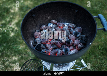 Barbecue fosse avec rougeoyant et Flaming Hot briquettes de charbon Le charbon ou la texture de fond alimentaire Plan Vue de dessus Banque D'Images