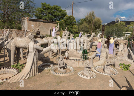 NIEU BETHESDA, AFRIQUE DU SUD - le 21 mars 2017 : le béton et des sculptures en verre à la Chouette Maison à Nieu-Bethesda, un village historique dans l'Azur Banque D'Images