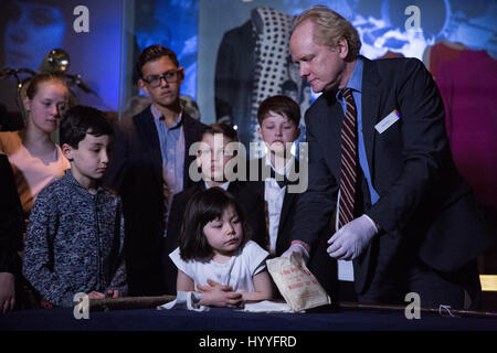 Londres, Royaume-Uni. 4 avril, 2017. Les jeunes participent à un grand atelier de smog par Alex Werner, Chef de l'histoire Collections au Musée de Londres. Banque D'Images