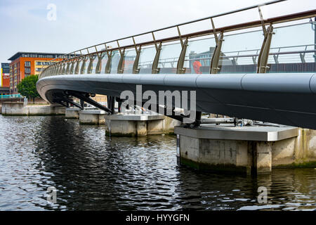 The Footbridge (ouvert en juin 2015) à Lagan Weir, Belfast, County Antrim, Irlande du Nord, Royaume-Uni Banque D'Images