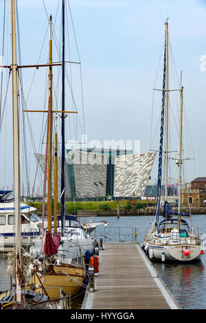 Le Titanic Belfast bâtiment (Eric Kuhne et Associés 2012), du port de plaisance, Belfast, County Antrim, Northern Ireland, UK Banque D'Images