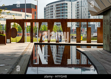 Le Titanic Belfast signe avec réflexion, Belfast, County Antrim, Northern Ireland, UK Banque D'Images
