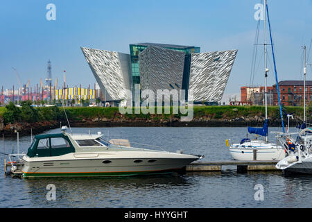 Le Titanic Belfast bâtiment (Eric Kuhne et Associés 2012), du port de plaisance, Belfast, County Antrim, Northern Ireland, UK Banque D'Images