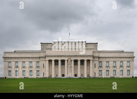 Auckland, Nouvelle-Zélande - 1 mars 2017 : le beige, complètement abandonnée façade nord du Musée du Mémorial de la guerre rectangulaire entre la pelouse verte et une Banque D'Images