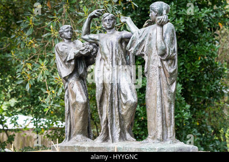 Auckland, Nouvelle-Zélande - 1 mars 2017 : trois de bronze représentent les Auckland mâle au milieu de filles de la sagesse et de la fertilité. Arbre vert Banque D'Images