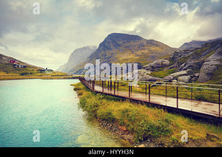 La voie métallique le long de la rivière sur la montagne. Trollstigen, chemin des Trolls, Norvège Banque D'Images