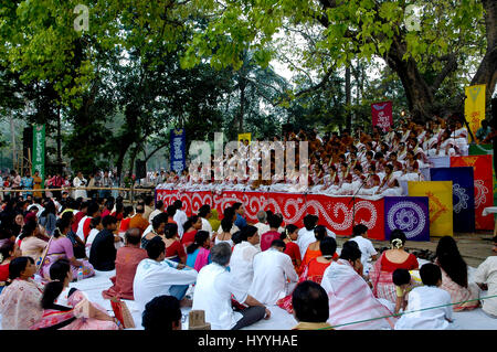 Chanter des chansons de chanteurs bangladais Baishakhi Pohela Baishakh pour célébrer '', le premier jour de la nouvelle année au Bangla Ramna. Botomul Dhaka, Bangladesh. Banque D'Images