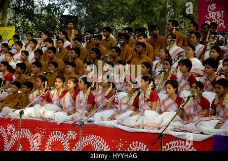 Chanter des chansons de chanteurs bangladais Baishakhi Pohela Baishakh pour célébrer '', le premier jour de la nouvelle année au Bangla Ramna. Botomul Dhaka, Bangladesh. Banque D'Images