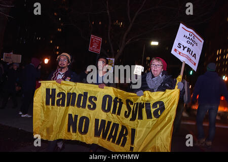 Plusieurs centaines de militants syndicaux se sont rassemblés à Union Square Park pour un rassemblement pour s'opposer à mars et l'intervention américaine dans la guerre civile syrienne, a récemment augmenté avec une attaque de missiles de croisière par les forces des États-Unis contre les positions du gouvernement syrien. (Photo par : Andy Katz/Pacific Press) Banque D'Images
