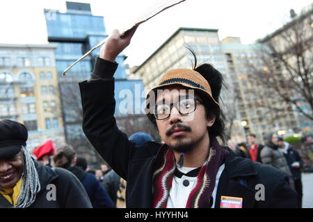 Plusieurs centaines de militants syndicaux se sont rassemblés à Union Square Park pour un rassemblement pour s'opposer à mars et l'intervention américaine dans la guerre civile syrienne, a récemment augmenté avec une attaque de missiles de croisière par les forces des États-Unis contre les positions du gouvernement syrien. (Photo par : Andy Katz/Pacific Press) Banque D'Images