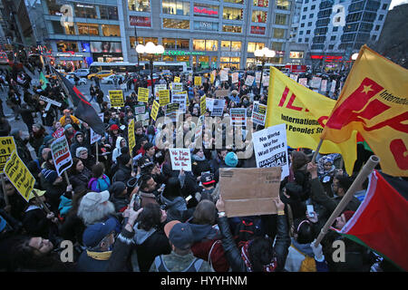 Plusieurs centaines de militants syndicaux se sont rassemblés à Union Square Park pour un rassemblement pour s'opposer à mars et l'intervention américaine dans la guerre civile syrienne, a récemment augmenté avec une attaque de missiles de croisière par les forces des États-Unis contre les positions du gouvernement syrien. (Photo par : Andy Katz/Pacific Press) Banque D'Images