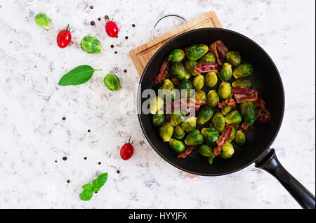 Choux de Bruxelles aux lardons grillés sur fond blanc. Vue d'en haut
